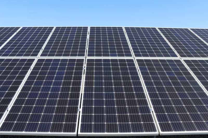 Colas et Kickmaker s'allient pour innover dans le secteur de l'énergie durable.