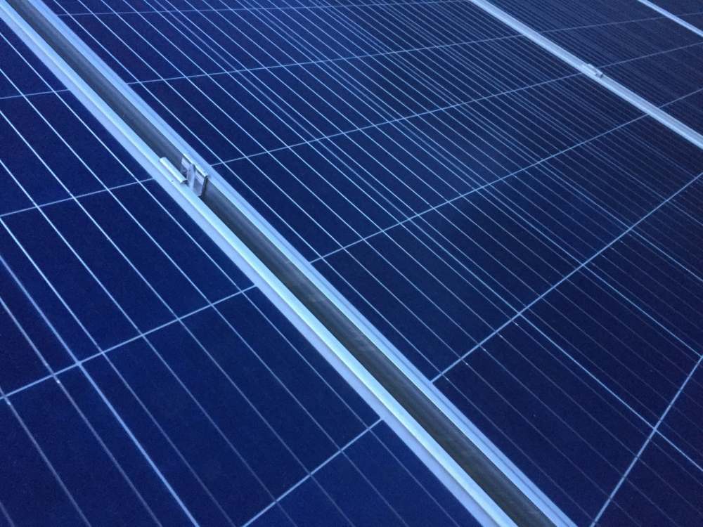Colas et Kickmaker s'allient pour innover dans le secteur de l'énergie durable.