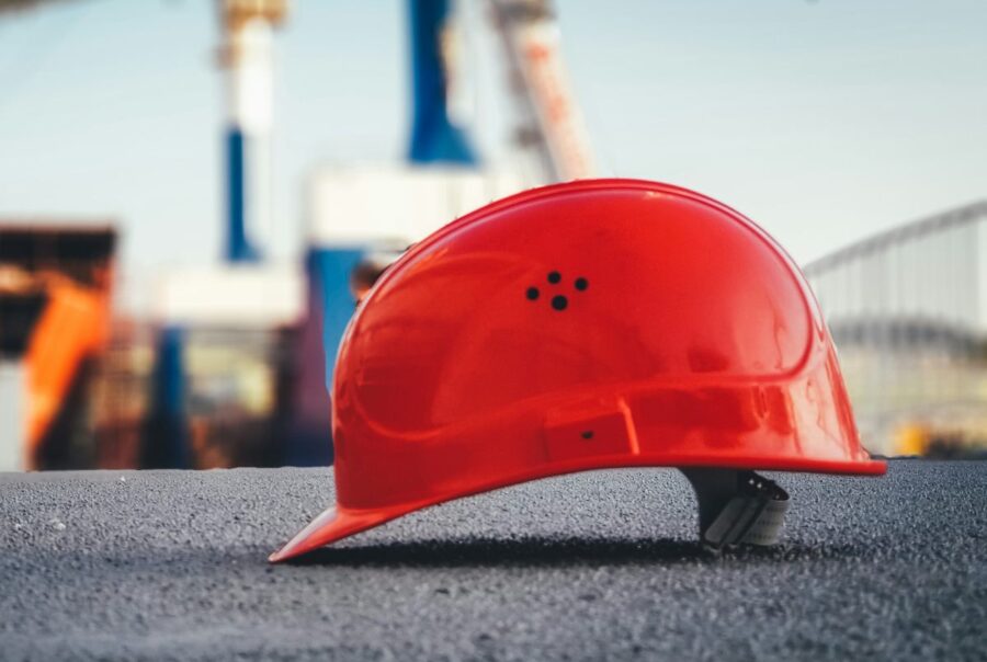 Images montrant un casque de chantier sur lequel kickmaker a développé un robot autonome d'inspection