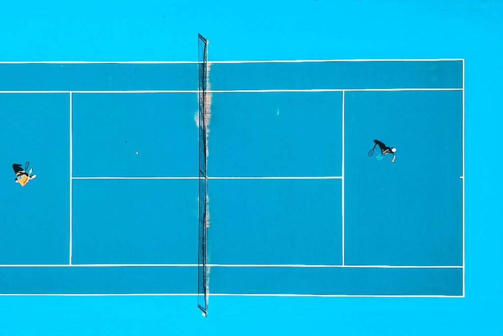 Image représentant un cours de tennis avec des athlètes. Kickmaker