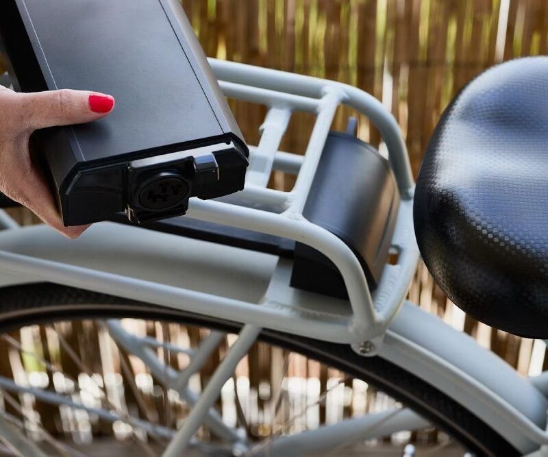 Batterie changeable sur un vélo électrique.