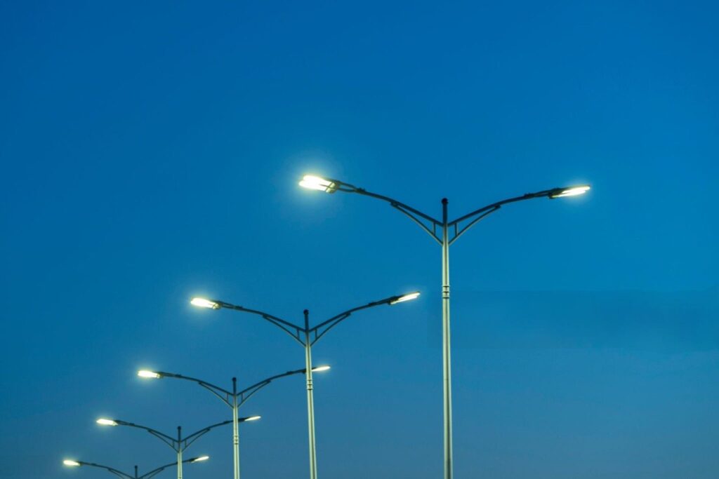 Image montrant des lampadaires intelligents en ville.