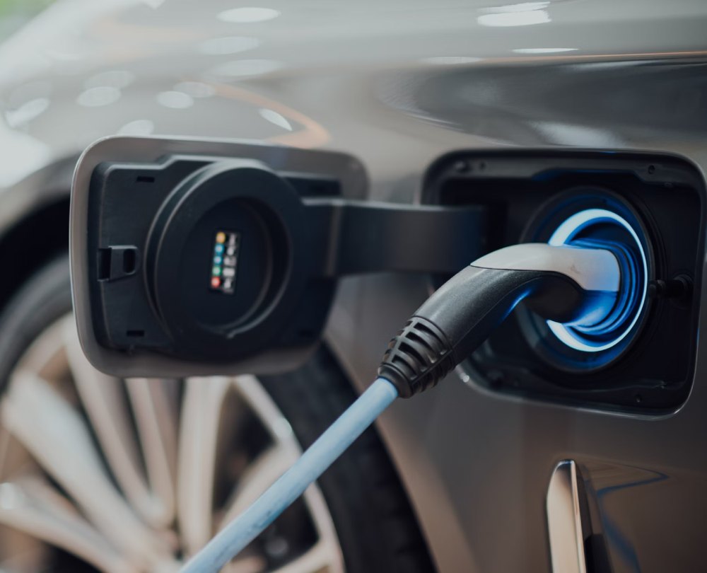 Image montrant un véhicule électrique en recharge.