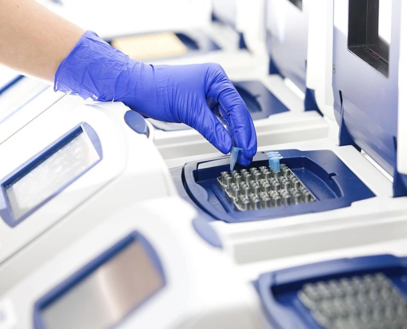 Image montrant des appareils d'analyse en laboratoire.