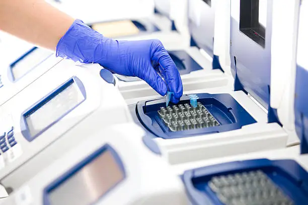 Image montrant des appareils d'analyse en laboratoire.