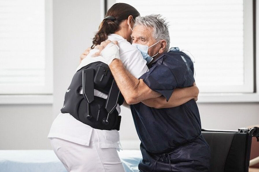 Image montrant une soignante portant un exosquelette.