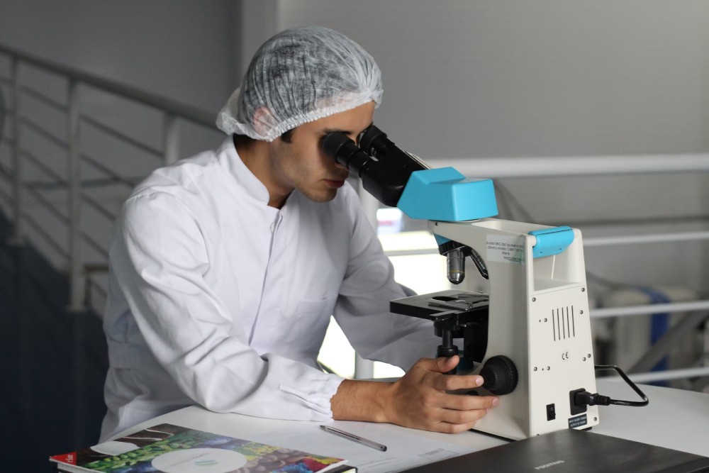 Image montrant un microscope. Un appareil médical utilisé dans la recherche dans les laboratoires.