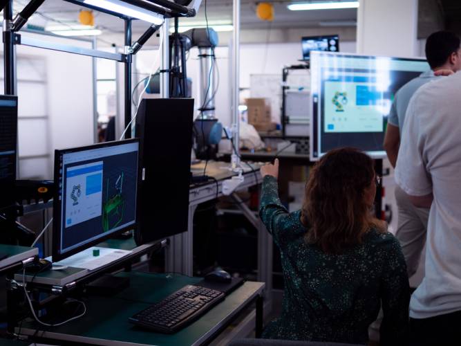 Kickmaker's LLIW. The ultimate no-code robotic solution for small batch production lines automatisation.