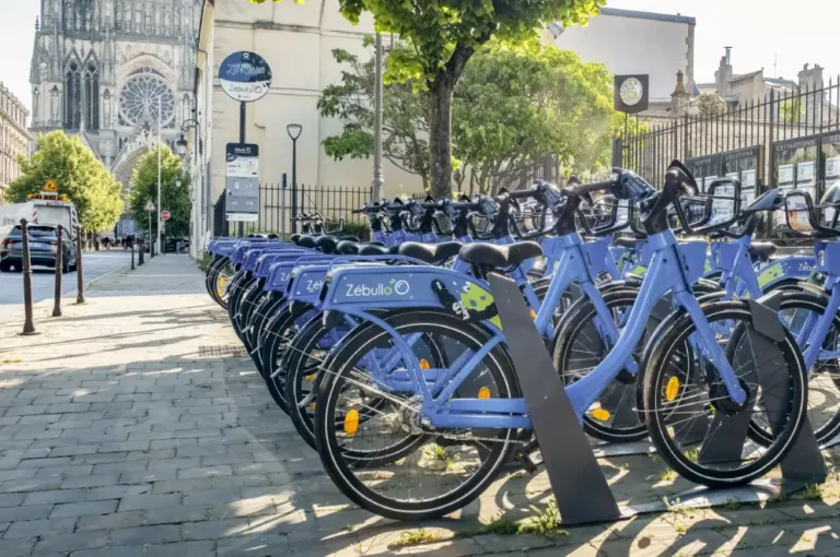 Ecovelo's station in a city.